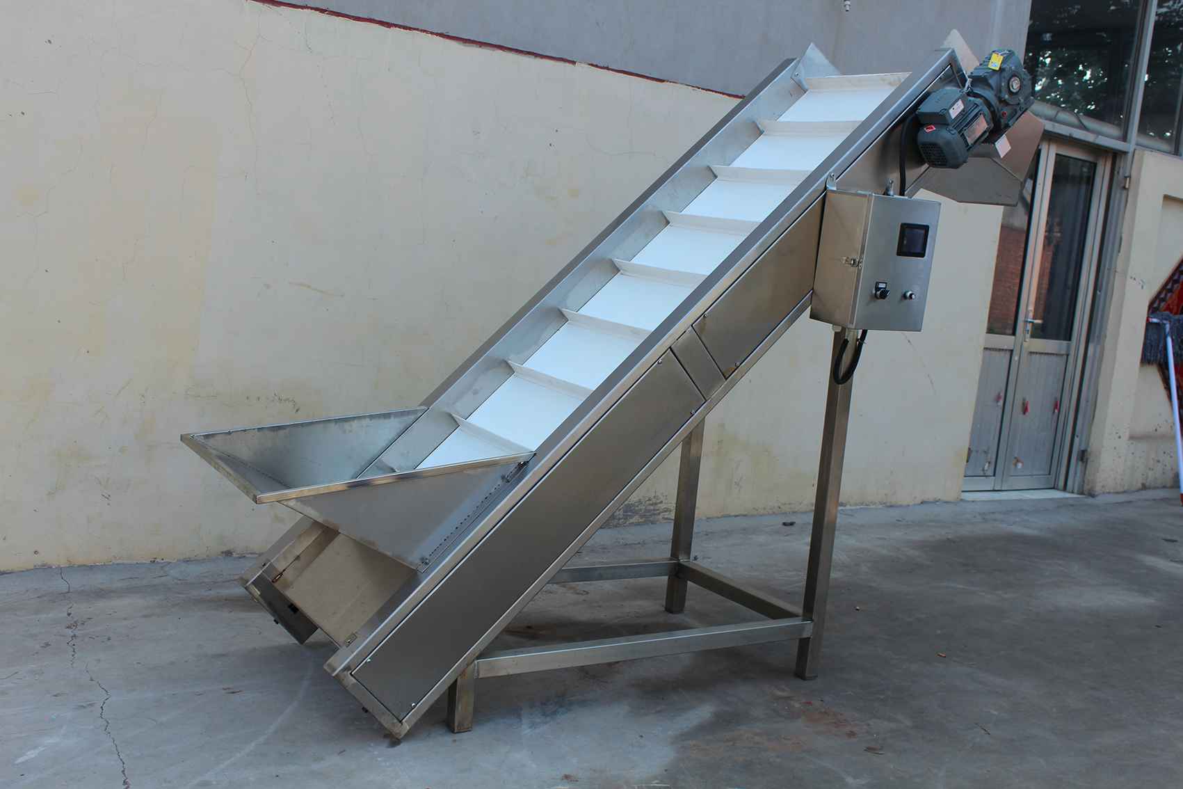 Hoist conveyor